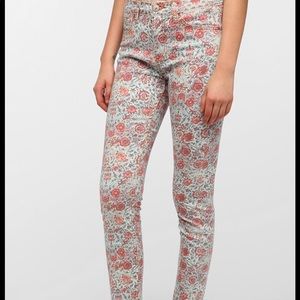 floral jeans. urban outfitters. summer jeans.